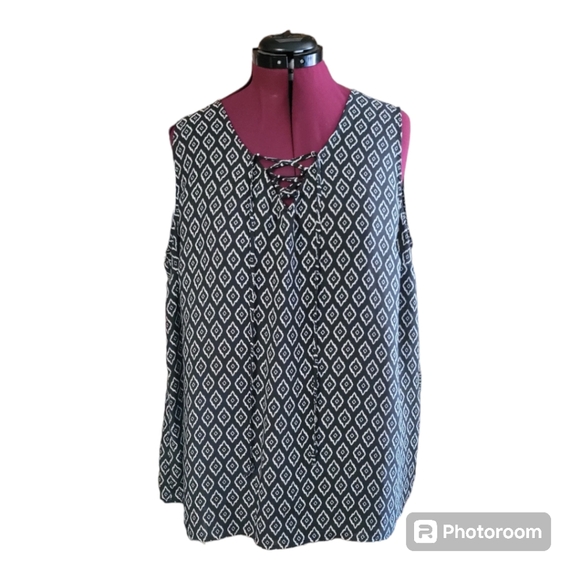 ✨️$3 or 2 for $5✨️Terra & Sky sleeveless top - Picture 1 of 8